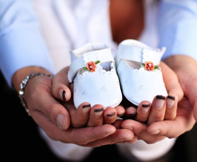 Photo Chaussures blanches de cérémonie pour bébé