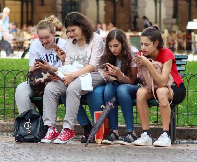 Groupe d'adolescentes fixant leur portable