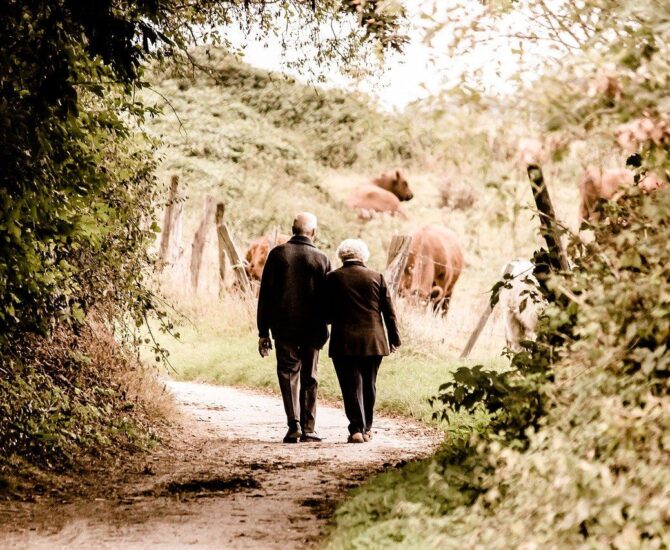 Deux personnes âgées en promenade