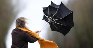 Photo vent violent jeunes retenant son parapluie