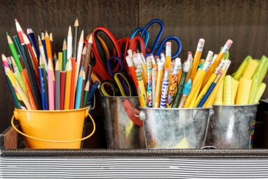 Assortiment de crayons de couleurs et de ciseaux