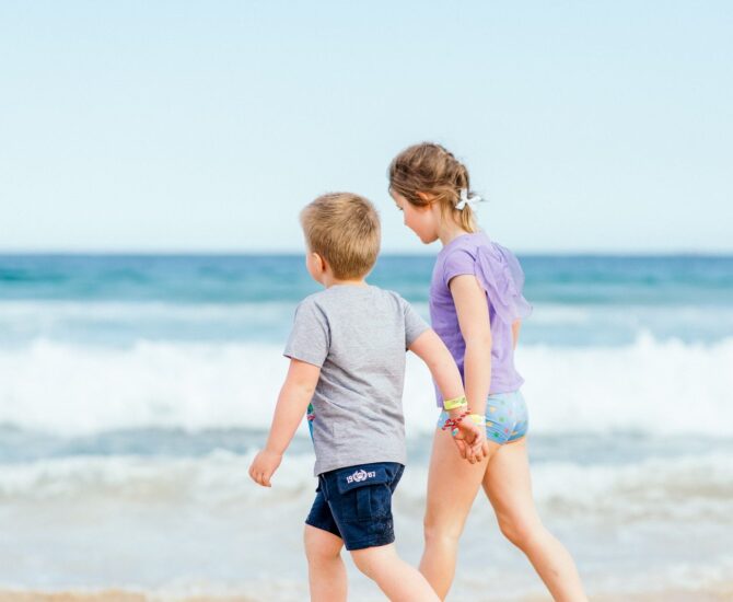 Enfants marchant sur le bord de plage